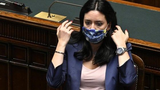 Scuola, Azzolina: "Basta dubbi, riapertura il 14 settembre per tutti"