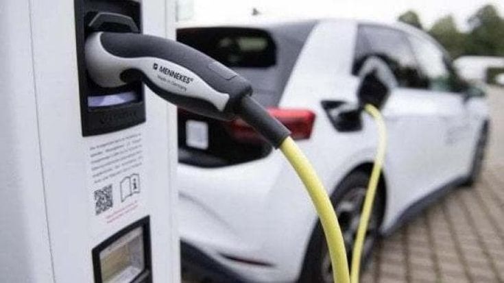 Auto elettriche, la ricarica in strada costa molto più che a casa. Ecco il prezzo del “pieno” alle colonnine
