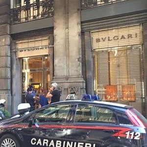 Banda del buco tenta il colpo da Bulgari in via Filangieri, il commesso la mette in fuga