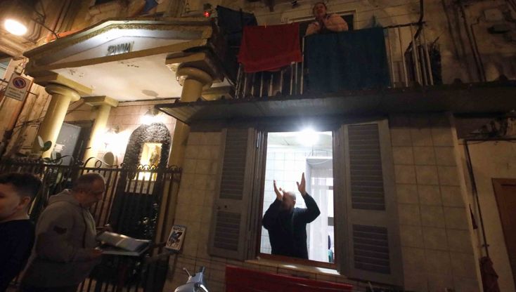 Napoli ricorda Maradona con un applauso e candele alle finestre