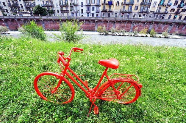 Il mistero della bici rossa sulla Dora