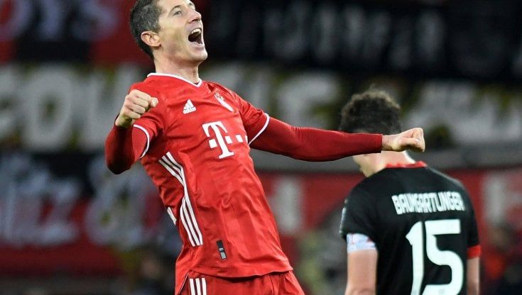 Lewandowski: "Oggi sono l'attaccante più forte, ma non al livello di Messi e Ronaldo"