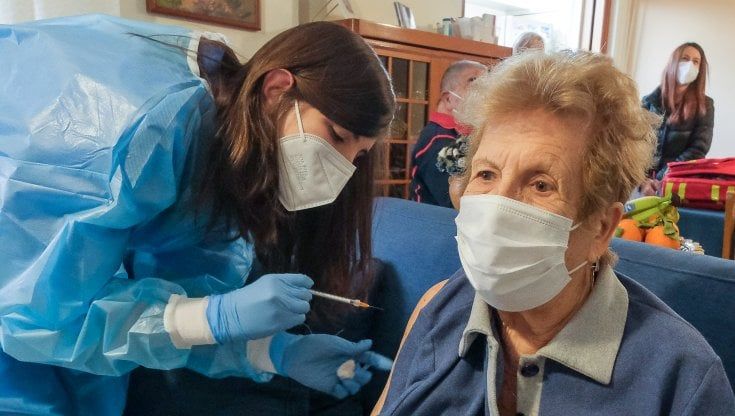 Covid, Ema ed Ecdc: "Sì alla quarta dose ma solo per gli over 80"