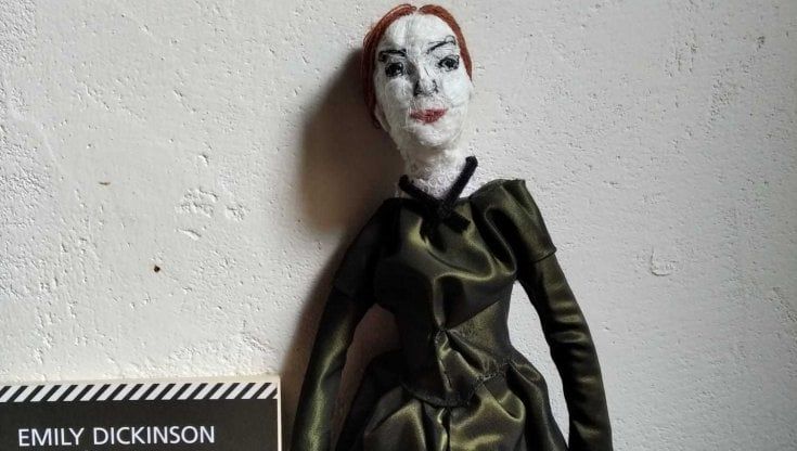Alda Merini, Virginia Wolf e le altre scrittrici sono bambole di pezza create da un'attrice nel lockdown