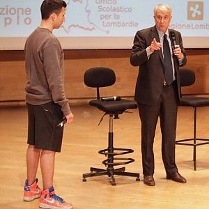 Milano, studente contesta Pisapia a teatro: "Sei una m... perch&eacute; hai dato i soldi ai rom"