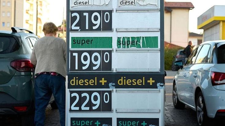 Mimit: price cap in più di un benzinaio su 2. Ma il conto per gli italiani resta pesante