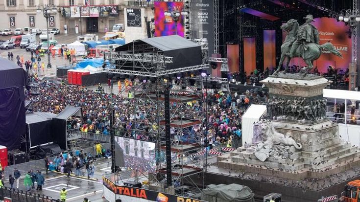 Radio Italia Live, il racconto dalla piazza di quelli che non si sono arresi alla pioggia: “Voglio ballare le canzoni di Mahmood”. “Io sono qui per Geolier, mia mamma per Ultimo”