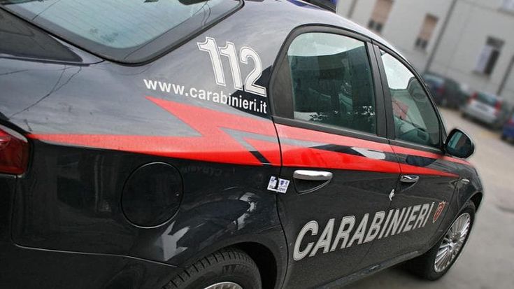 Brugherio, picchia la moglie e la insulta davanti ai carabinieri: arrestato