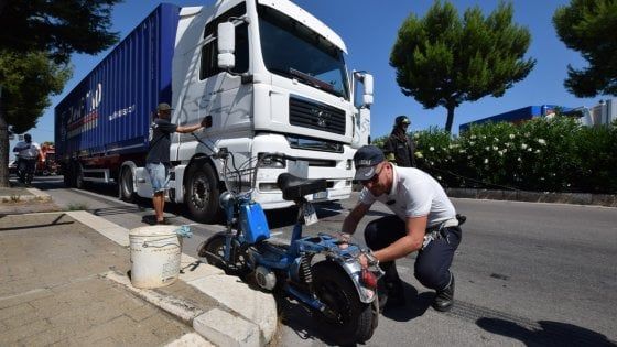 Bari, Tir travolge motorino a un incrocio: 71enne ferito al pronto soccorso in codice rosso