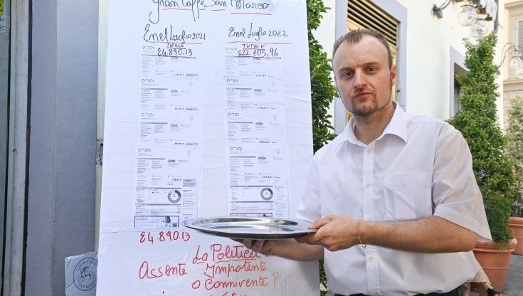 Caro energia, per protesta i commercianti mettono le bollette in vetrina