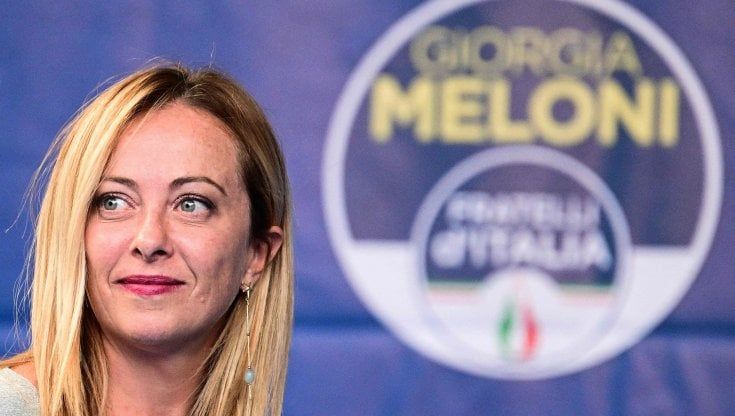 Sondaggi politici, Fdi sale ancora e stacca il Pd. Terzo Polo sopra FI, crescono i partiti più piccoli