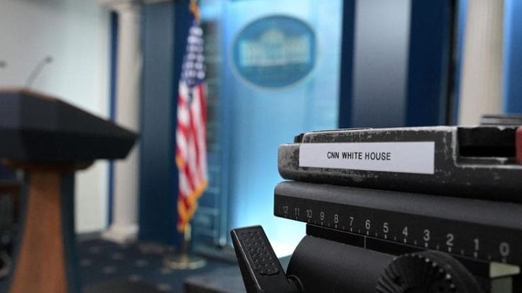 Cnn, MsNow e Politico fanno causa a Trump per il divieto di accesso alla Casa Bianca. E le altre tv annunciano il boicottaggio