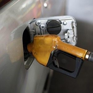 Benzina, gi&agrave; finito l'effetto ribassi: i prezzi raccomandati si stabilizzano