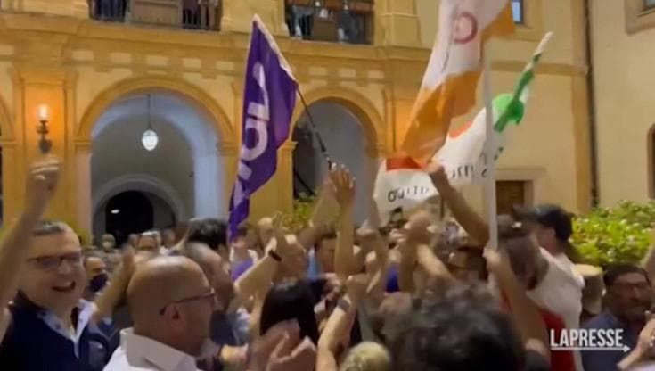 Catanzaro, festa per Fiorita: i sostenitori del neosindaco cantano "Bella ciao"