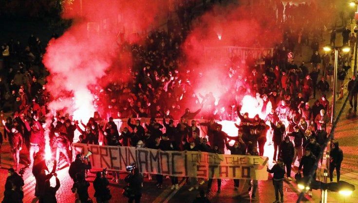 Bologna, in duecento contro le chiusure anti-Covid