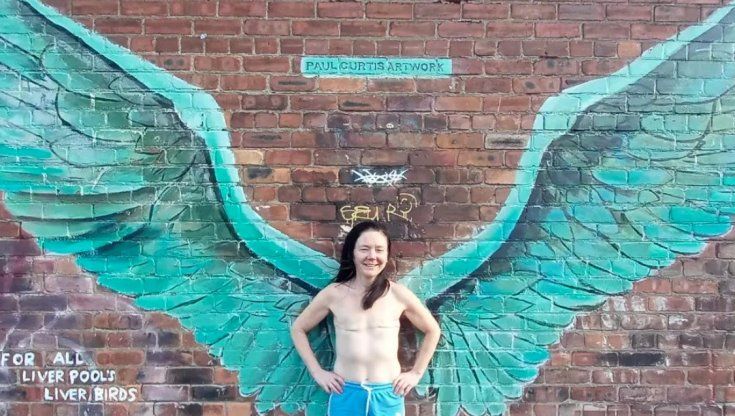 Corre in topless alla maratona di Londra: "Le mie cicatrici un messaggio di speranza"