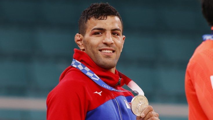 Judo, la rivincita di Mollaei: rinnegato dall'Iran vince l'argento per la Mongolia e lo dedica a Israele