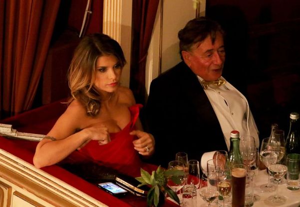Vienna, la caduta di stile della Canalis: al ballo il d&eacute;collet&eacute; cede