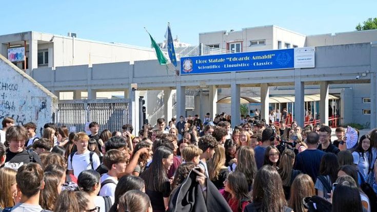 “Cosa c’è dopo la morte? Lo saprete presto”: minacce all’Amaldi e metal detector a scuola
