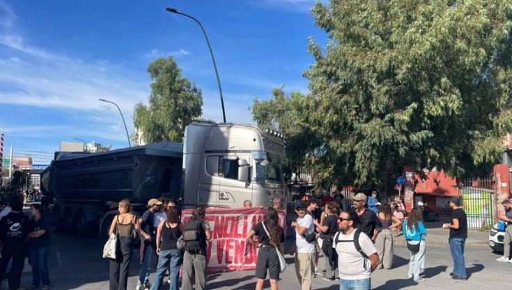 Bagnoli, camion bloccati. “Tutti in piazza sabato 26. Protestiamo contro l’America’s Cup”