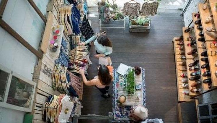 Bari, tirocinio nei negozi per i cittadini svantaggiati. Il Comune. "Così favoriamo il loro inserimento lavorativo"