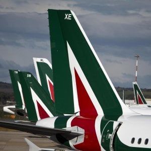 Alitalia, nuovo buco da 200 milioni i commissari accelerano sui tagli 