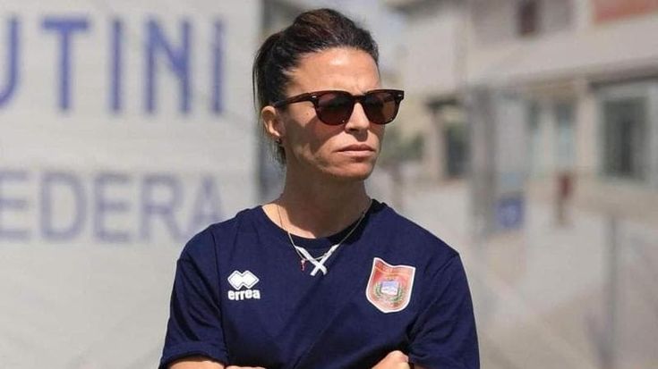 La storia di Sandy Iannella, l'unica allenatrice donna nel mondo maschile del calcio professionistico. “Tanti pregiudizi verso di me però a Pontedera tutti mi rispettano”