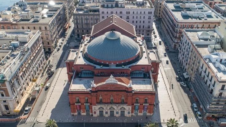 Il Petruzzelli lancia l’appello al pubblico, da 200 a 25mila euro per diventare donor: “Chiediti cosa puoi fare tu per il tuo teatro”