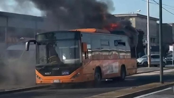 Autobus in fiamme a Capodichino, Anm apre inchiesta sulle cause. Azienda polemica coi sindacati: “Nessun passeggero a bordo”