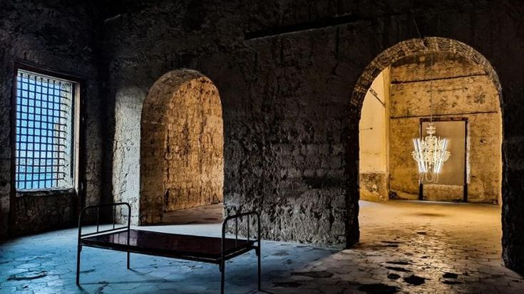 Procida, nell’ex carcere di Palazzo d’Avalos il “Letto per i giorni e le notti” di Francesco Arena