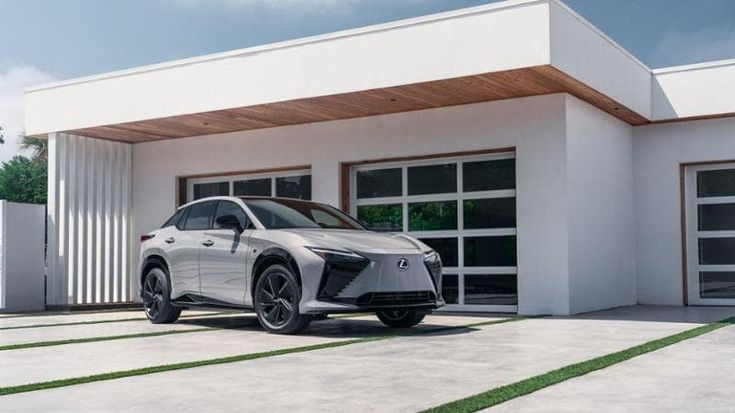 Lexus RZ, la cloche digitale e il cambio virtuale esaltano il Suv elettrico. La prova