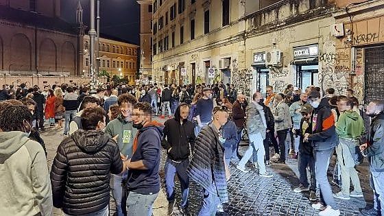 Roma, la paura del Covid non ferma la movida, mascherine e birre nelle piazze della città