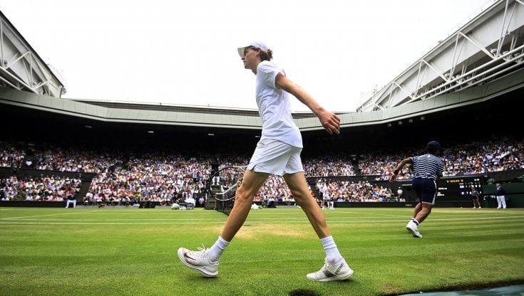 Wimbledon, Sinner sogna due set: poi Djokovic ribalta tutto e va in semifinale