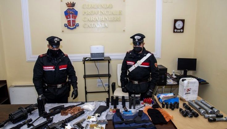 Catania: mitragliatori, lanciagranate e pistole, scoperto arsenale della mafia