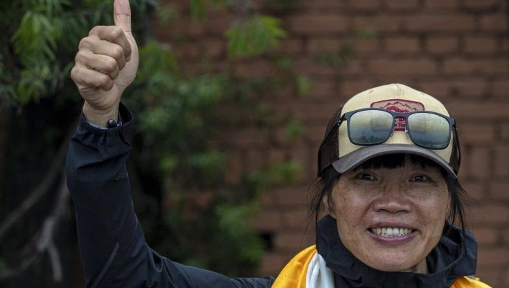 Un'insegnante fa il record di scalata all'Everest: 13 ore in meno