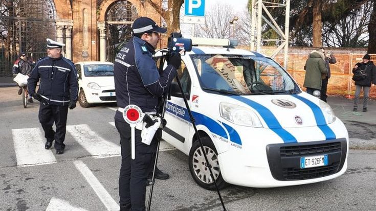 Bologna a 30 all’ora: lenta, arrabbiata, ovattata e prudente. Dodici multe nel primo giorno di controlli