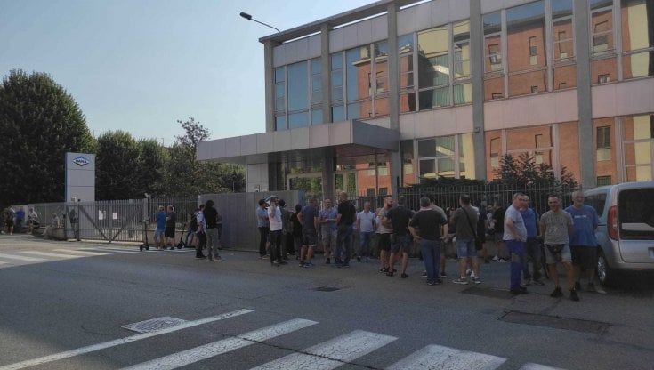 Rivoli, operaio morto in fabbrica. I colleghi in sciopero: "Servono misure straordinarie per un clima straordinario"