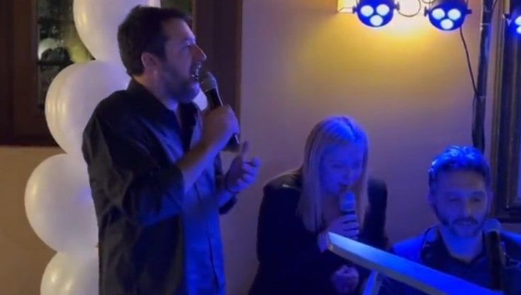 Quelle scene di baldoria al compleanno di Salvini mentre il mare restituisce corpi di bimbi senza nome