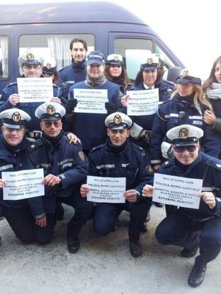 Vigili assenteisti, cartoline da Bari:<br />"Noi stiamo con i colleghi di Roma"