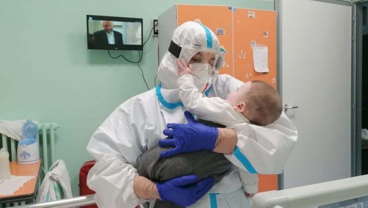 "Il mio piccolo guarito dal Coronavirus a 5 mesi anche grazie ad abbracci come questi"