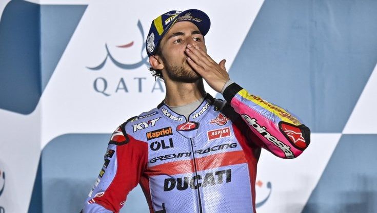MotoGp Qatar, Bastianini trionfa a Losail: "Dal cielo mi ha spinto Gresini". Bagnaia cade