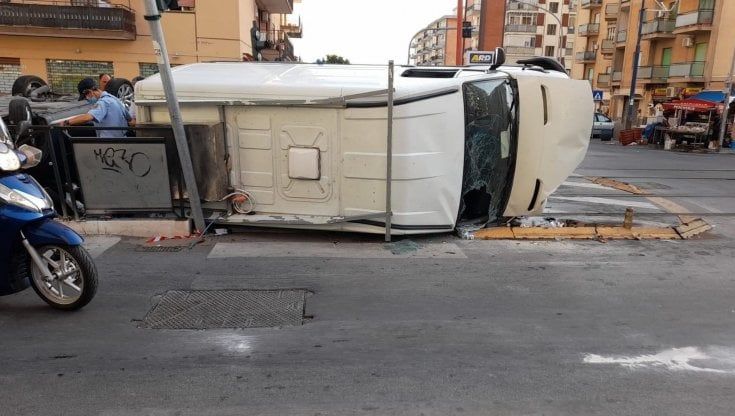 Scontro fra auto e furgone, grave un ventunenne