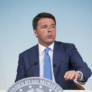 Renzi: "Mps, non pagano i cittadini. Niente manovra-bis né aumento dell'Iva"