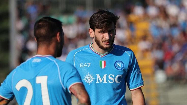 Kvaratskhelia ko, il Napoli lo perde per l’esordio a Frosinone