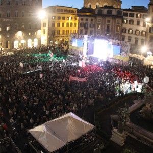 Bandiere Pd e cori, l'abbraccio di piazza della Signoria al premier