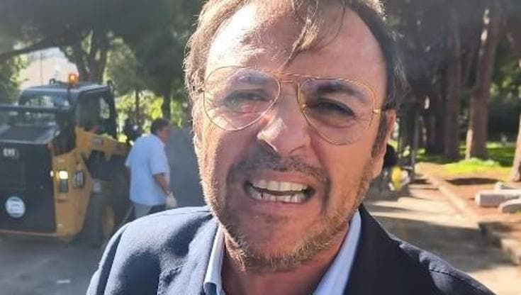Il netturbino ringrazia Figuccia per le strade pulite e viene sanzionato. È rissa tra Lega e FI