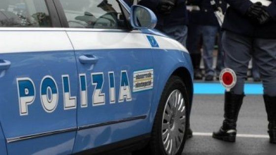 Lecce, cadavere di un 27enne trovato in auto con una pistola accanto: indaga la polizia