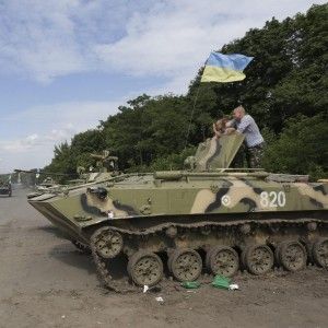 Ucraina, Poroshenko: "Per ogni soldato a morte decine ribelli". Sanzioni Ue ad altre 11 persone