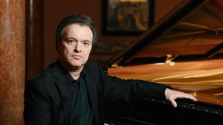 Evgeny Kissin, ritorno a Bologna per il pianista che ammalia il pubblico con un record di bis