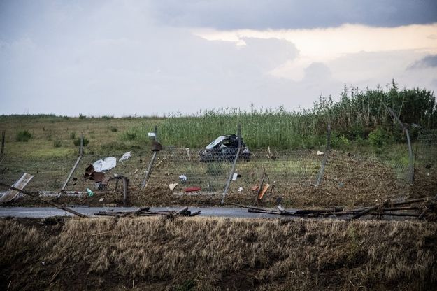 Tromba d'aria a Fiumicino, muore donna in auto. Danni e allagamenti anche a Roma
